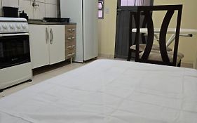 Edificio Hayannes - 01 Quarto - Cozinha - Banheiro - Garagem Coberta - Self Check in - Taxa Para Hospede Com Pets